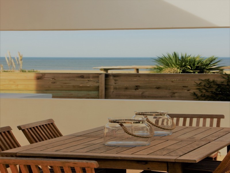 Moderna casa en venta a media cuadra del mar